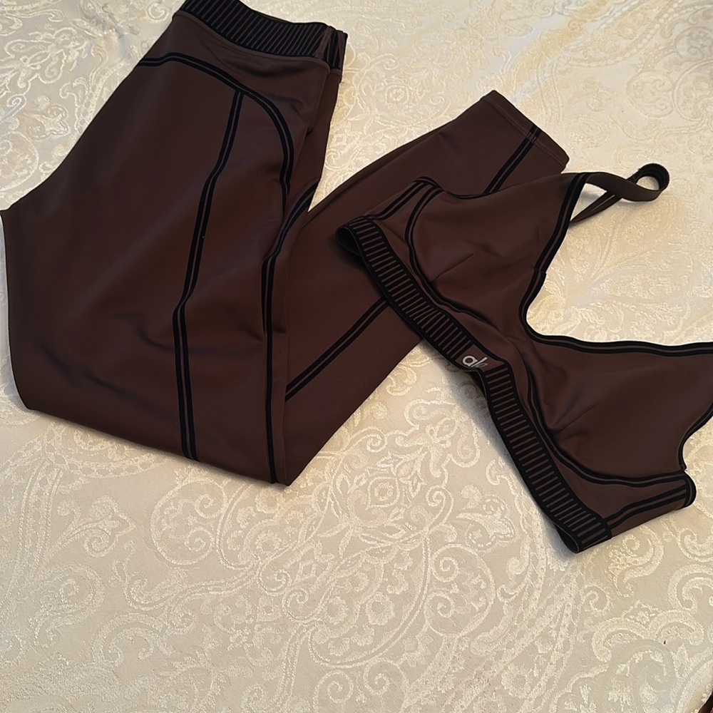 ALO Yoga airlift line up Brownstone Set with airlift leggings matching